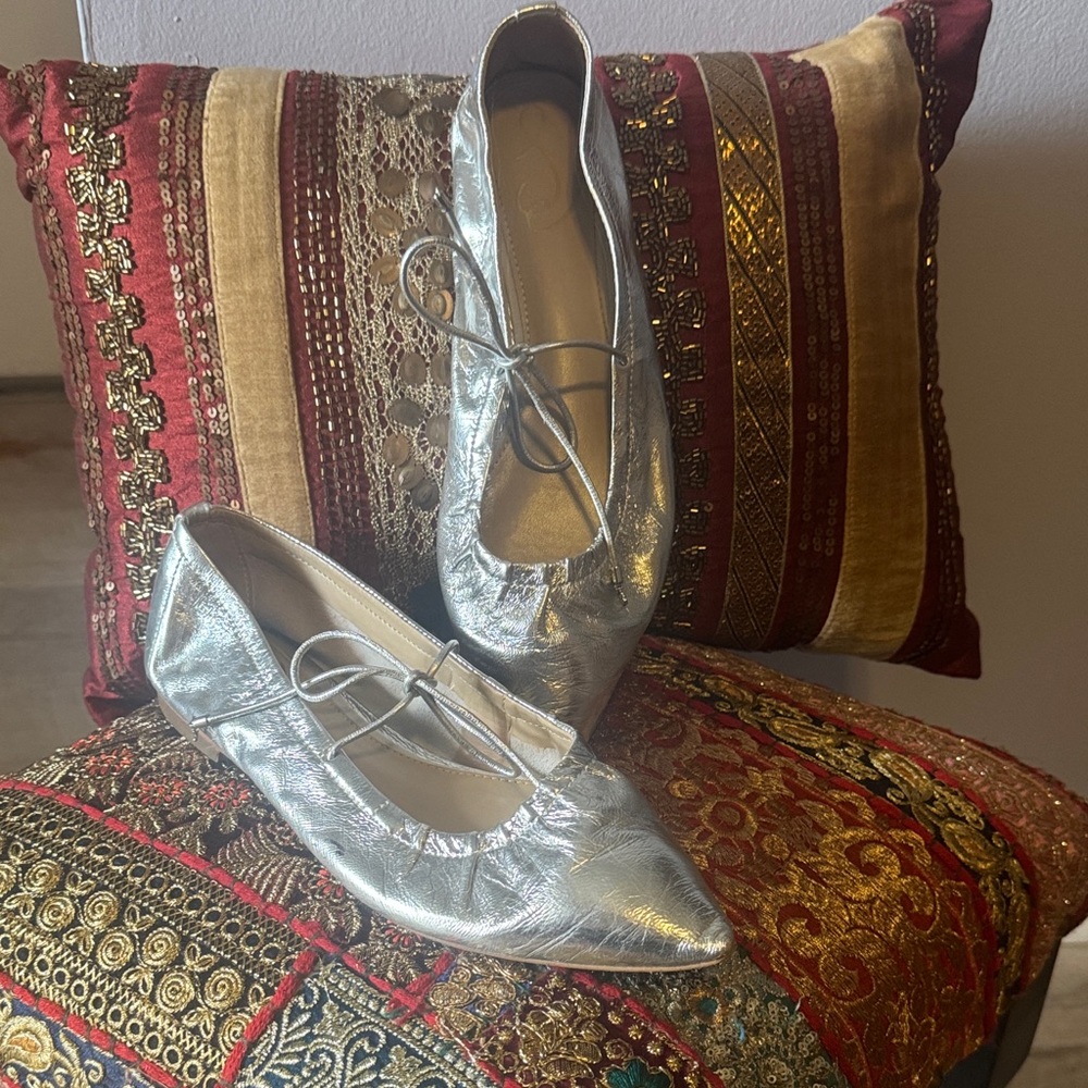 Sam Edelman Silver Ballet Flats s small discoloration front size not noticeable.